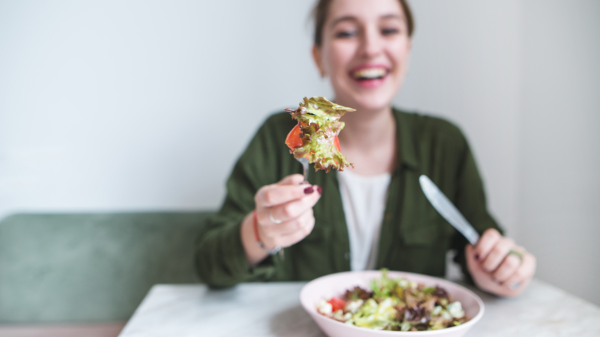 Unga personer verkar mer benägna att vilja lägga om sina matvanor till en mer hälsosam kost jämfört med äldre personer visar undersökningen. Foto: Shutterstock